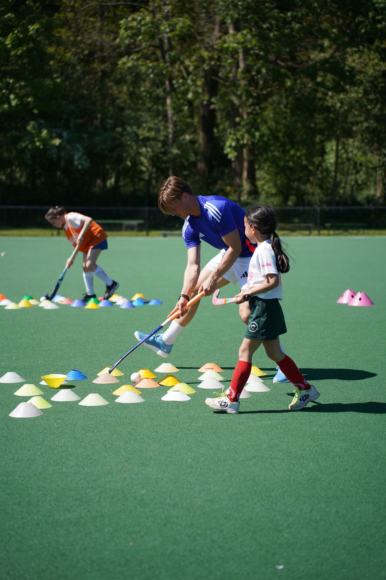 de wijn en mini samen op de foto